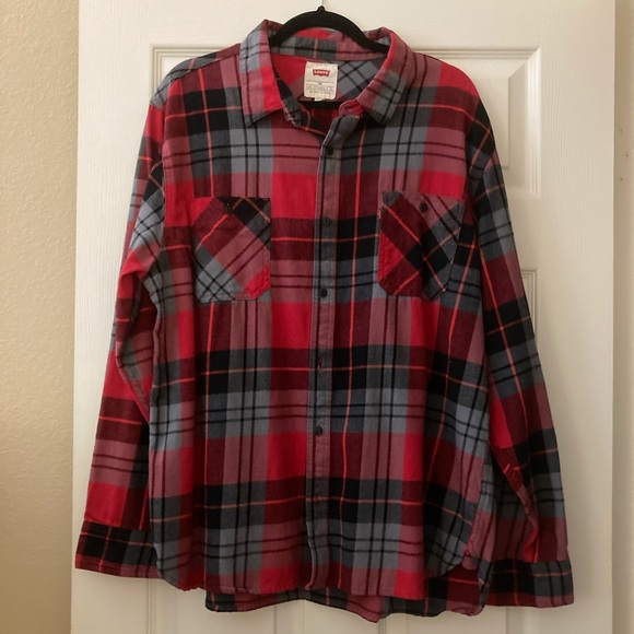 Black & Red Plaid Flannel Shirt by Levi’s - Picture 4 of 6